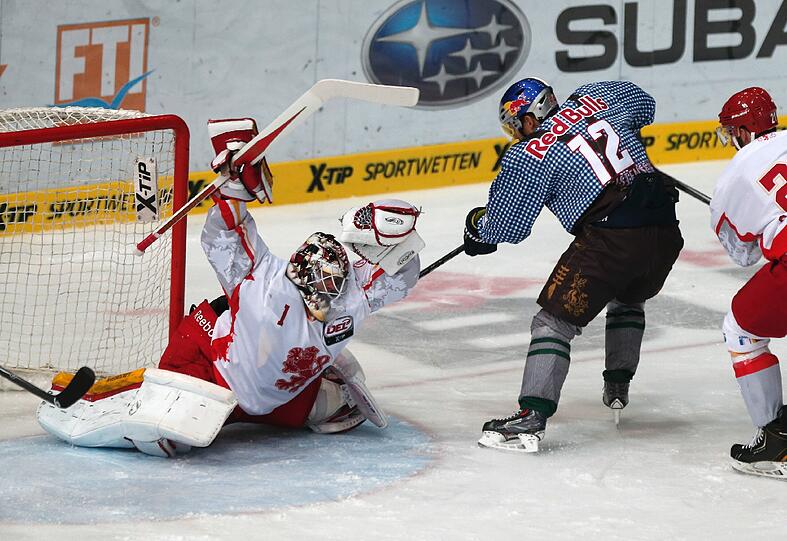 Der früere DEG-Goalie Lukas Lang, hier gegen EHC-Star Mads Christensen, wechselt zum EHC.