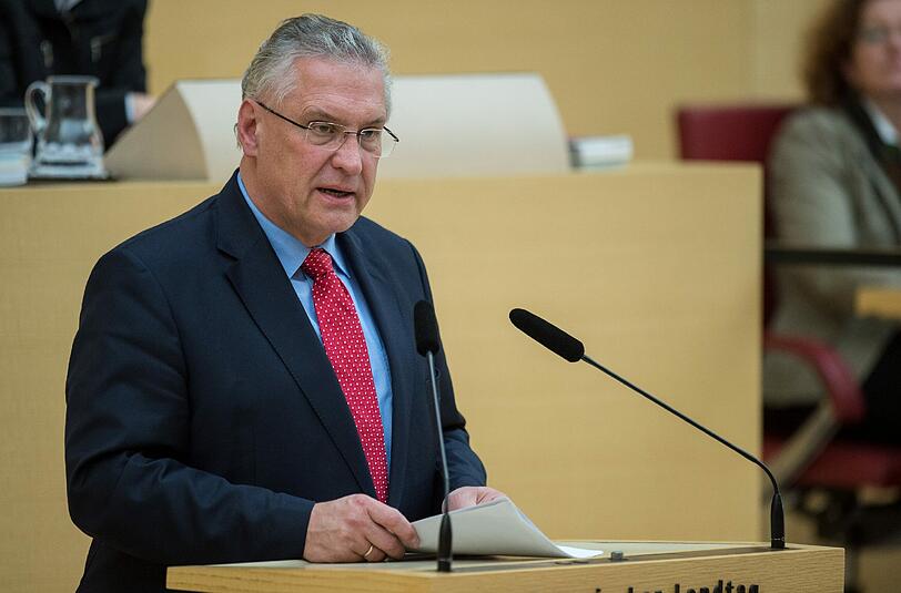 Joachim Herrmann will, dass Bayern seine Grenzen wieder selbst kontrolliert.