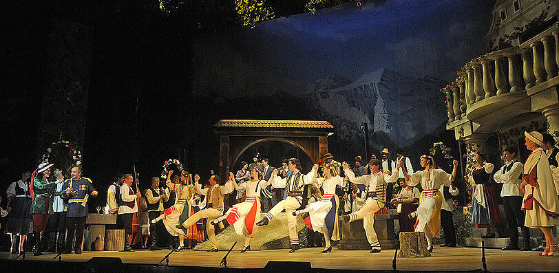 Wie man sich's vorstellt: Kálmáns "Gräfin Mariza" in der Inszenierung des Budapester Operettentheaters