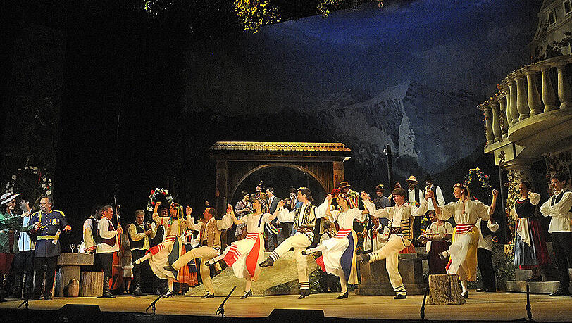 Wie man sich's vorstellt: Kálmáns "Gräfin Mariza" in der Inszenierung des Budapester Operettentheaters Wie man sich's vorstellt: Kálmáns "Gräfin Mariza" in der Inszenierung des Budapester Operettentheaters