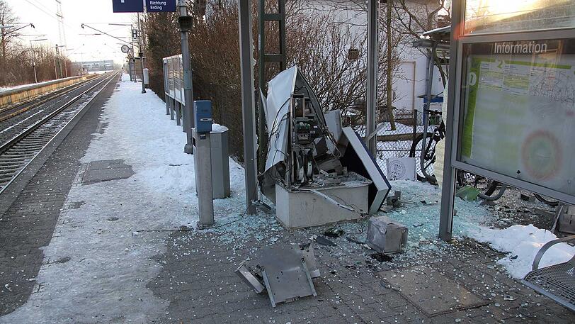 Das war mal ein Fahrkartenautomat. Er wurde in Grub gesprengt.