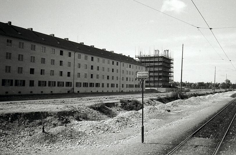 Rechts im Bild: der Schutzbunker im Aufbau. Er sollte die Münchner im zweiten Weltkrieg vor Luftangriffen schützen.