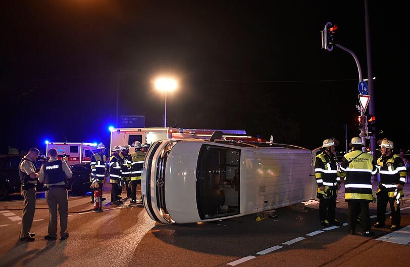 Die Kollision war so heftig, dass das Großraumtaxi auf der Fahrerseite landete.