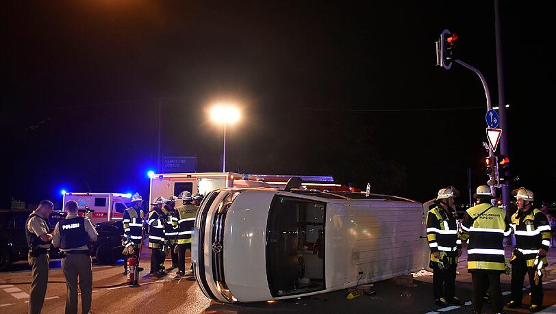 Die Kollision war so heftig, dass das Großraumtaxi auf der Fahrerseite landete. Die Kollision war so heftig, dass das Großraumtaxi auf der Fahrerseite landete.