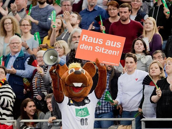Deutschlands Maskottchen Hanniball animiert das Publikum.