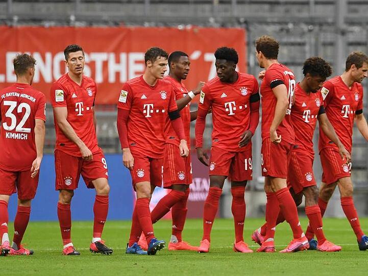 Alphonso Davies (4.v.r) wird von seinen Mitspielern für sein Tor zum 4:2 beglückwünscht.