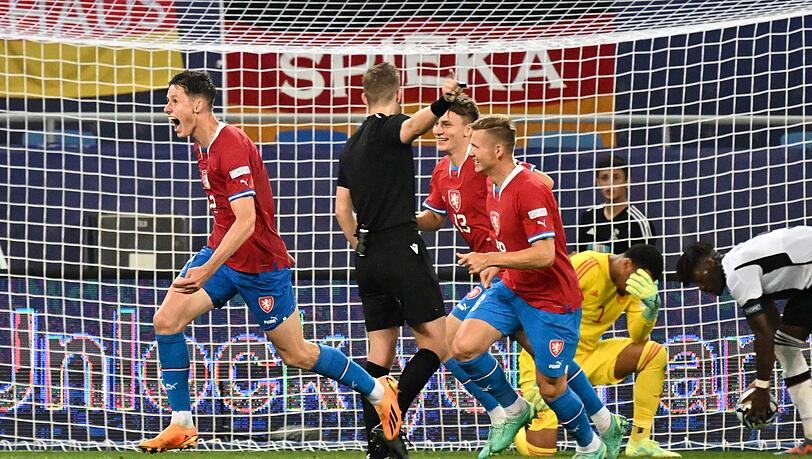 Tschechiens Martin Vitik (l) bejubelt sein Tor zum 2:1 gegen die deutsche U21-Nationalmannschaft.