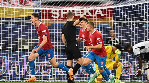 Tschechiens Martin Vitik (l) bejubelt sein Tor zum 2:1 gegen die deutsche U21-Nationalmannschaft.