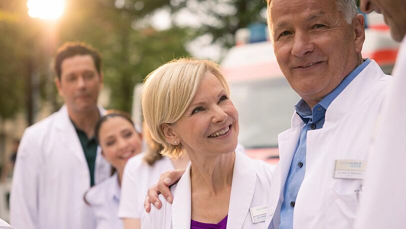 "In aller Freundschaft": Dr. Kathrin Globisch (Andrea Kathrin Loewig) und Dr. Roland Heilmann (Thomas Rühmann) freuen sich auf ihren Dienst in der Sachsenklinik.
