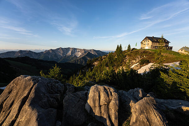 Blick auf das Rotwandhaus im Sommer.
