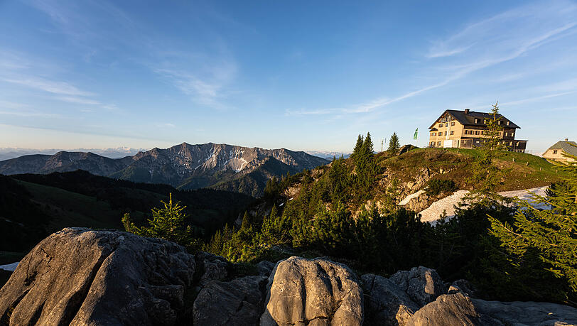Blick auf das Rotwandhaus im Sommer. Blick auf das Rotwandhaus im Sommer.