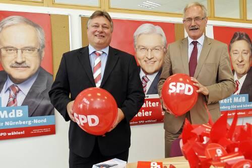 Rote Luftballons, Fähnchen und Spielkarten für Wechselwähler: Martin Burkert (Wahlkreis Süd, links) und Günter Gloser (Wahlkreis Nord) wollen für die SPD beide Nürnberger Direktmandate holen.