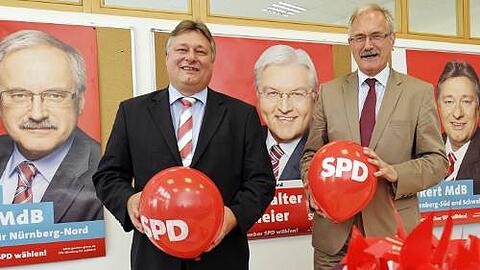 Rote Luftballons, Fähnchen und Spielkarten für Wechselwähler: Martin Burkert (Wahlkreis Süd, links) und Günter Gloser (Wahlkreis Nord) wollen für die SPD beide Nürnberger Direktmandate holen.