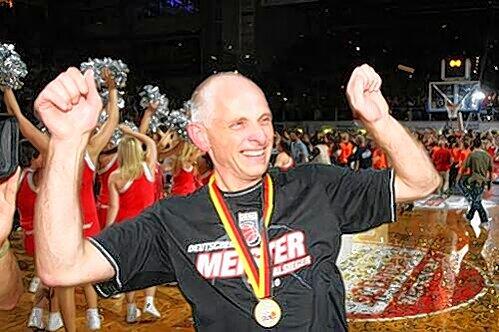 Der bisherige Höhepunkt seiner Karriere: Bambergs Double-Manager Wolfgang Heyder nach dem Final-Krimi gegen Frankfurt.