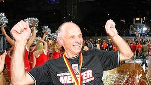 Der bisherige Höhepunkt seiner Karriere: Bambergs Double-Manager Wolfgang Heyder nach dem Final-Krimi gegen Frankfurt.