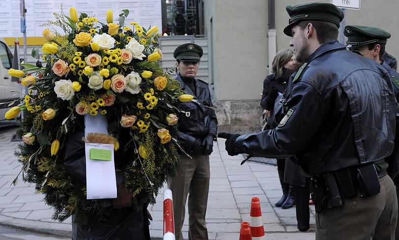 In der St.Michaels Kirche wird alles für die Trauerfeier für Bernd Eichinger vorbereitet