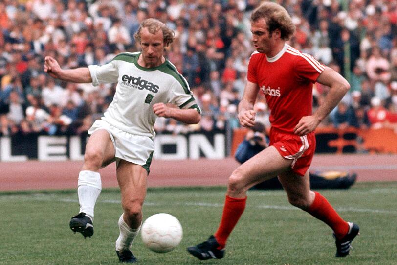 Vor allem die 70er-Jahre waren geprägt von ledendären Duellen zwischen Bayern München und Borussia Mönchengladbach (hier Uli Hoeneß und Berti Vogts), die in diesem Jahrzehnt das Non-Plus-Ultra im deutschen Fußball darstellten. Ob Fohlen- oder FCB-Anhänger - auf eines durften sich die Fans bei den Spielen immer freuen: eine Torgarantie. Ob beim 5:0-Sieg der Borussen 1974, als der FC Bayern nur wenige Tage nach dem Gewinn des Landesmeister-Cups völlig neben der Spur war und Coach Udo Lattek später zugab, man habe "bei jedem Gegentor nur gelacht" - oder dem 7:1-Auswärtssieg der Bayern im Jahre 1979, dem bis heute höchstem Ergebnis in den bis heute insgesamt 94 Vergleichen der beiden Klubs. Man darf gespannt sein, wie's am Mittwoch im DFB-Pokal-Halbfinale ausgeht...