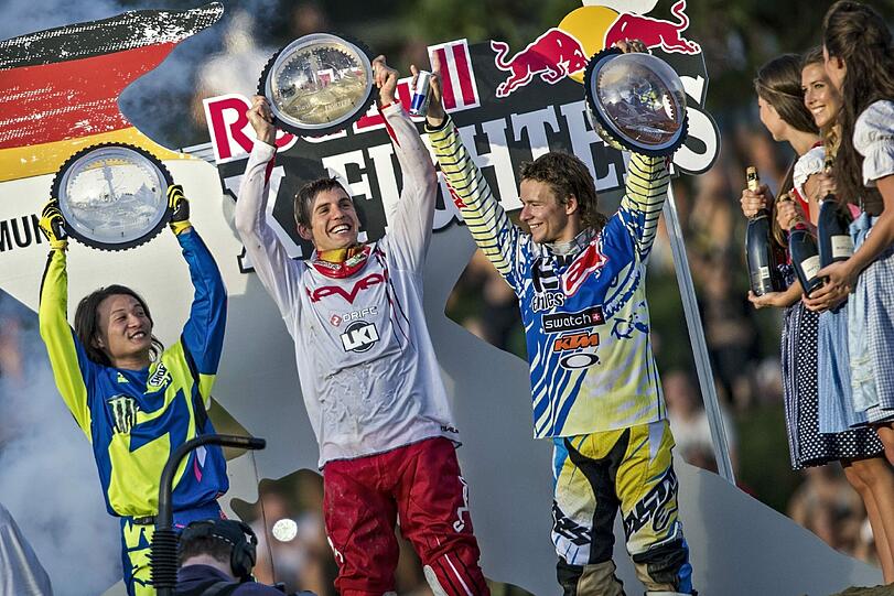 Siegerehrung: Josh Sheehan holt sich die Trophäe