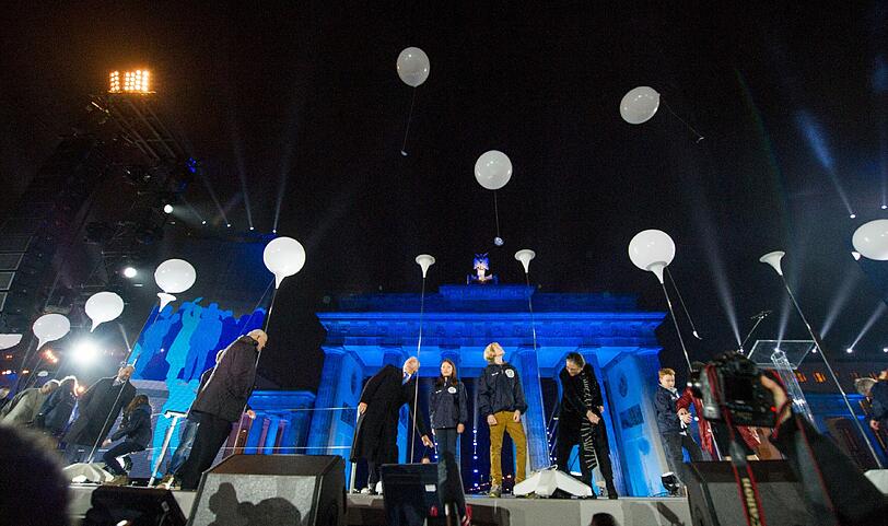 9.11.2014: Gigantische Party: Luftballons, die den Verlauf der Mauer nachzeichnen, steigen in die Luft. Über eine Million Menschen feiern in Berlin den Mauerfall vor 25 Jahren. Prominentester Gast ist der einstige sowjetische Staats- und Regierungschef Michail Gorbatschow.