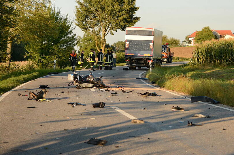 Trümmerhaufen nach Frontalcrash - die Bilder vom Unfallort zwischen Altfraunhofen und Geisenhausen.
