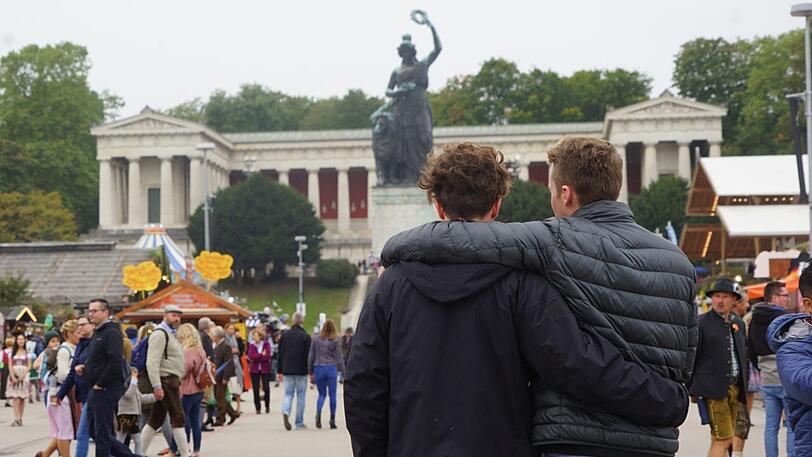 Valentin und Paul sind auf der Wiesn auf Höhe der Bavaria Opfer von Schlägern geworden.