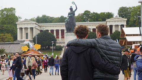 Valentin und Paul sind auf der Wiesn auf Höhe der Bavaria Opfer von Schlägern geworden.
