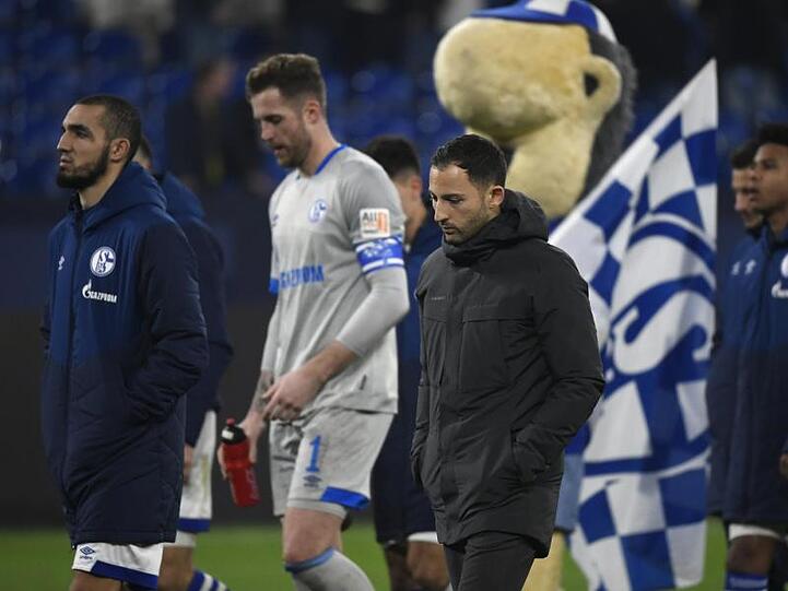 Schalkes Trainer Domenico Tedesco (M) lässt nach der Heimniederlage den Kopf hängen.