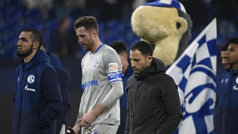 Schalkes Trainer Domenico Tedesco (M) lässt nach der Heimniederlage den Kopf hängen.