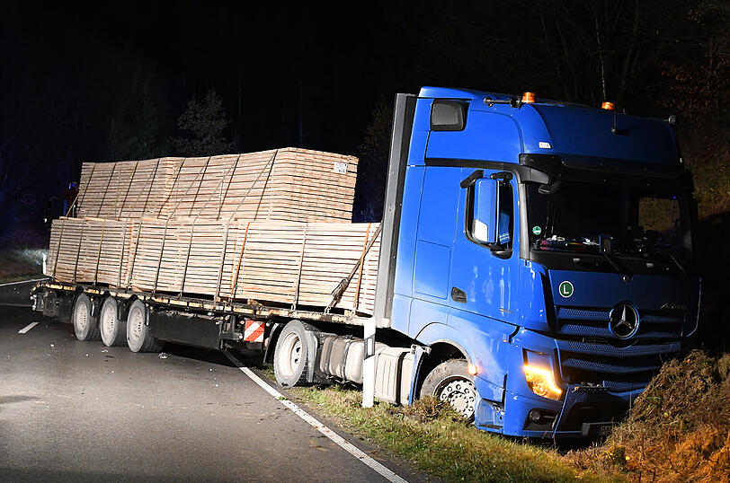 Der Fahrer des Lkws blieb bei dem Unfall unverletzt.
