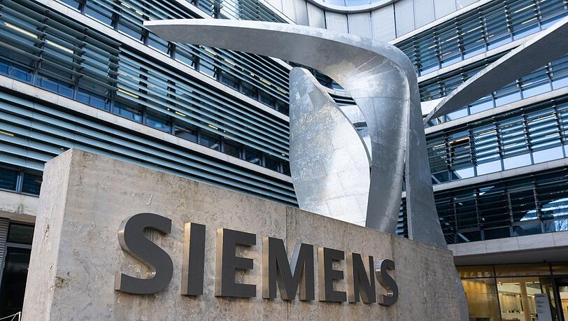 Der Schriftzug "Siemens" vor der Firmenzentrale, aufgenommen vor Beginn der virtuellen Hauptversammlung.