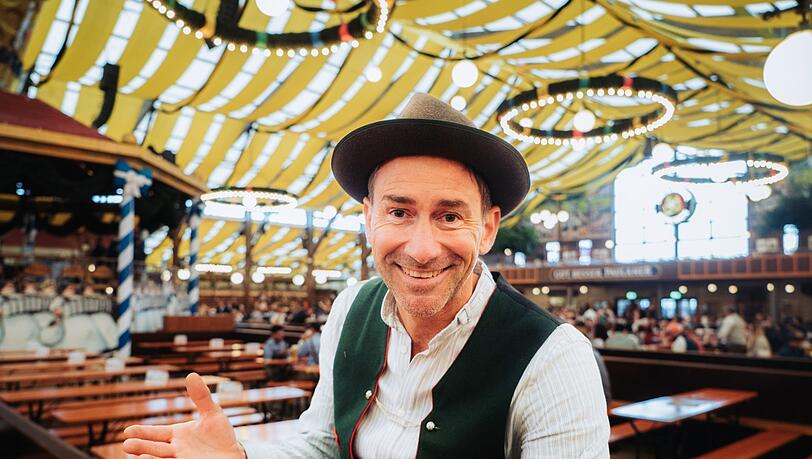 Markus Stoll alias Harry G im Paulaner Festzelt. Wiesn bedeutet für ihn eine Auszeit - ein „perverses Wellness für die Seele“.