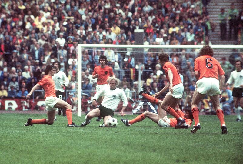 ... das DFB-Team die Führung der Niederländer durch den Elfmeter von Johan Neeskens in der ersten Minute ausgleichen konnte: Ebenfalls ...