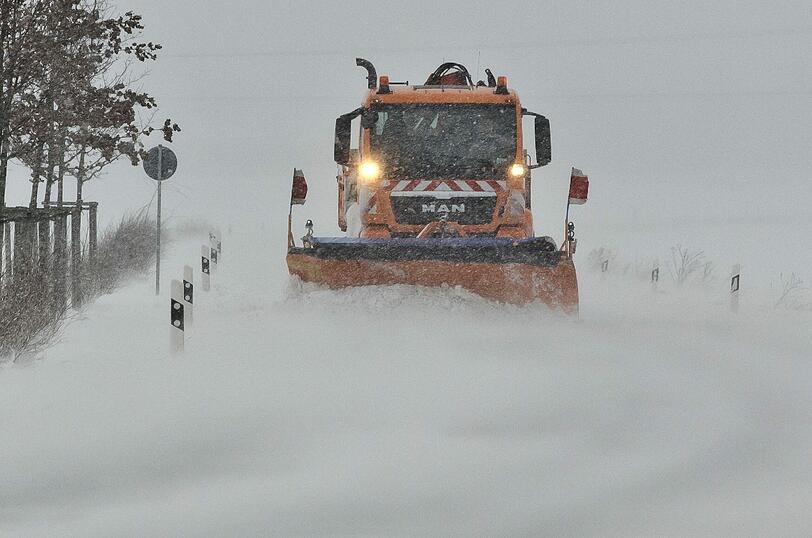Ein Räumfahrzeug befreit eine Straße in Niederbayern vom Schnee.