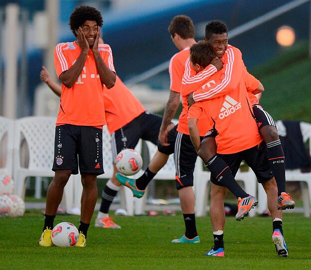 Der FC Bayern beim Abendtraining in Doha.
