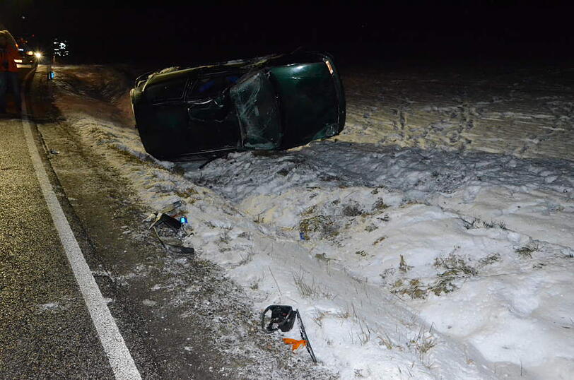 Unfall  bei Feichten: Der Fahrer eines VW Polo kommt von der Fahrbahn ab und überschlägt sich mehrfach mit seinem Wagen. Riesenglück: Der Mann wurde nur leicht verletzt.