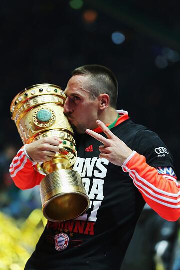 Jubel nach dem Sieg im DFB-Pokal gegen den VfB Stuttgart: Spieler und Trainer Jupp Heynckes feiern das Triple für den FC Bayern.