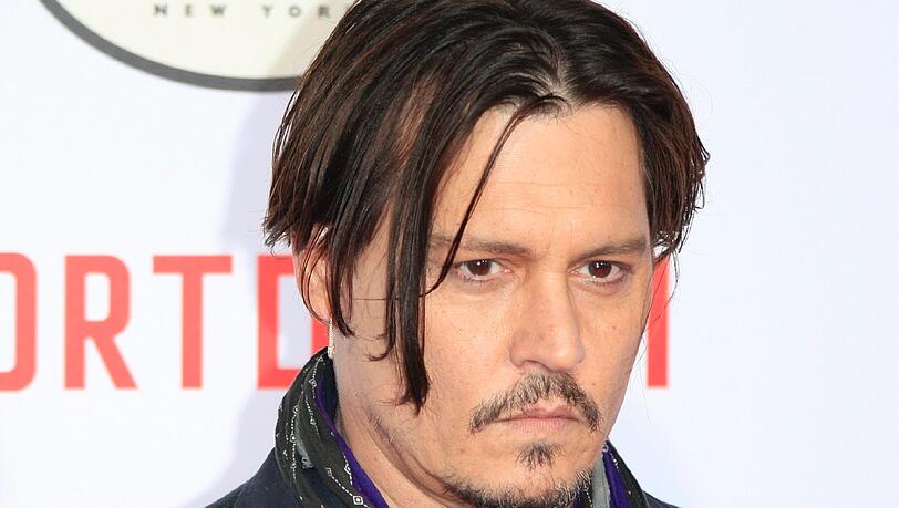 Johnny Depp hat Ärger wegen seiner Hunde: Australien will die Tiere töten, sollte der Schauspieler sie nicht aus dem Land schaffen. Johnny Depp hat Ärger wegen seiner Hunde: Australien will die Tiere töten, sollte der Schauspieler sie nicht aus dem Land schaffen.