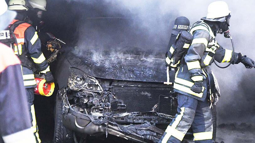 Der Sachschaden ist enorm - ein Auto in der Garage wurde völlig zerstört.