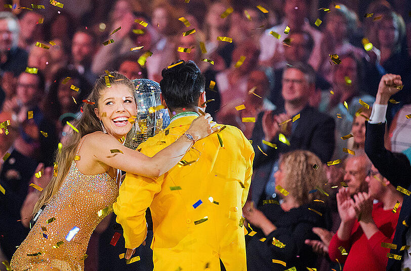 Riesen-Freude bei Victoria Swarovski und Profitänzer Erich Klann. Das Tanzpaar hat das Finale der RTL-Sendung "Let's Dance" für sich entschieden.