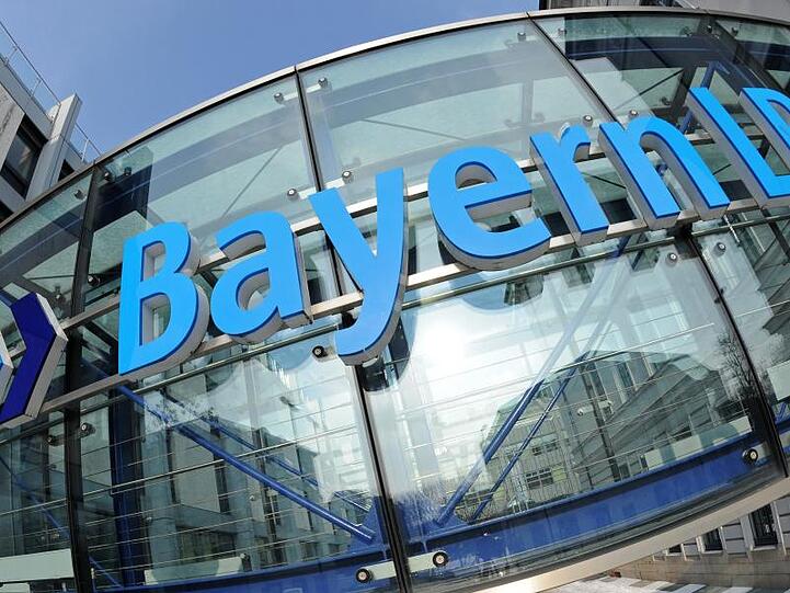 Das Logo der Bayerischen Landesbank (BayernLB) ist an der Zentrale zu sehen. Foto: Andreas Gebert/dpa/Archivbild