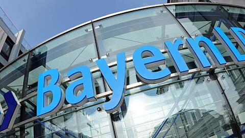 Das Logo der Bayerischen Landesbank (BayernLB) ist an der Zentrale zu sehen. Foto: Andreas Gebert/dpa/Archivbild