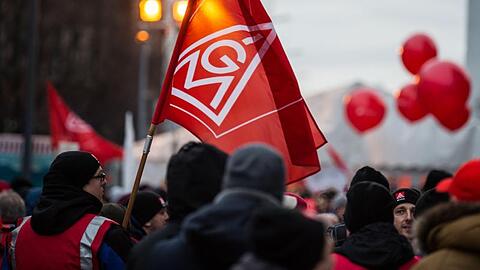 Eine Fahne mit dem Logo der IG-Metall wird bei einem Warnstreik der IG-Metall geschwenkt. Foto: Lino Mirgeler/dpa/Archivbild