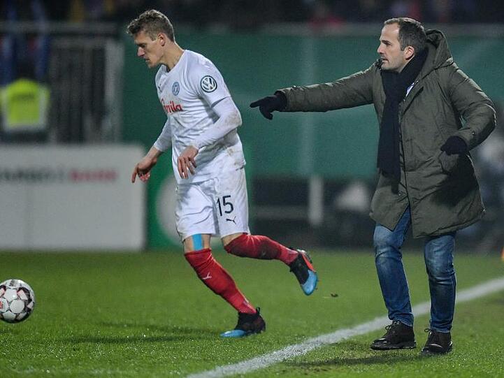 Augsburgs Trainer Manuel Baum coacht sein Team an der Seitenlinie. Foto: Axel Heimken/Archiv