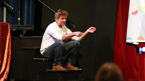 Der Impresario Till Hofmann erläutert seine Pläne im Theater in der Leopoldstraße 17.