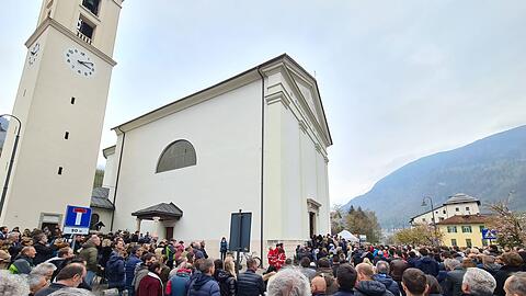 Zahlreiche Menschen begleiten die Trauerfeier des bei einem Bärenangriff getöten 26-Jährigen.