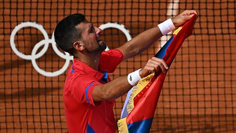 Novak Djokovic feiert seinen Olympiasieg emotional.