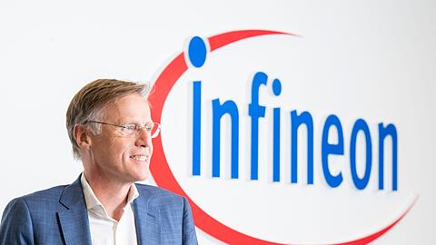Infineon-Chef Jochen Hanebeck muss die Umsatzprognose wieder senken. (Archivbild)