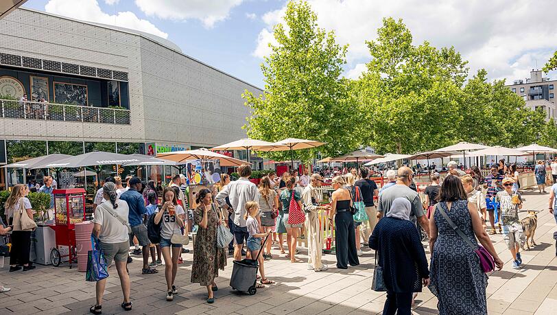 Den ganzen Tag über blieben Gäste und Passanten vor der Showfläche im Paseo stehen. Den ganzen Tag über blieben Gäste und Passanten vor der Showfläche im Paseo stehen.