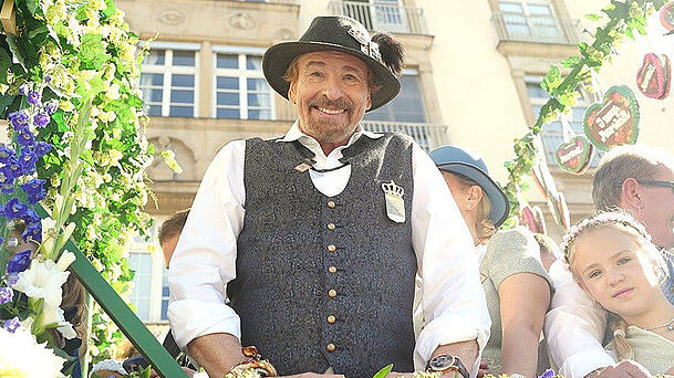 Thomas Gottschalk fuhr beim Einzug der Wiesn-Wirte auf dem Wagen vom Marstall mit.