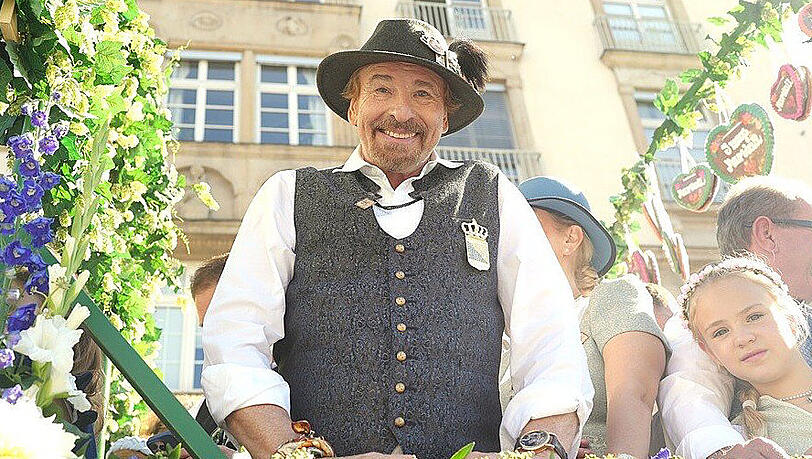 Thomas Gottschalk fuhr beim Einzug der Wiesn-Wirte auf dem Wagen vom Marstall mit. Thomas Gottschalk fuhr beim Einzug der Wiesn-Wirte auf dem Wagen vom Marstall mit.
